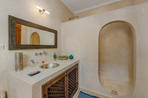 riad-mon-amour-marrakesh-medina-accommodation-hotel-suites-bathroom-blue