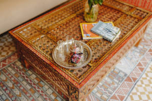 riad-mon-amour-marrakesh-medina-accommodation-hotel-suites-table-
